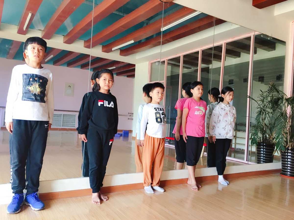 临沂综合频道怎样过六一2年级4班三小主持_厦门少年主持人培训班_杨钰莹天下无双挑战模仿者 戴军代班主持